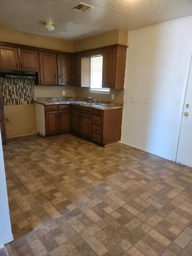 Building Photo - 1305 Pinewood Ct