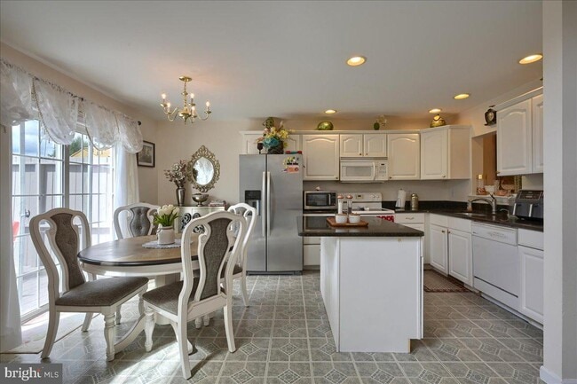 Building Photo - 84 Carousel Cir