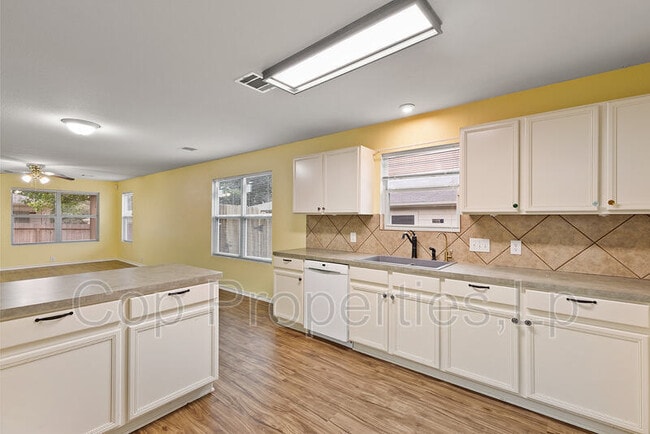 Building Photo - 5132 Columbia Dr