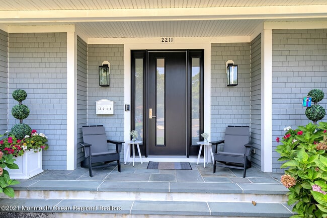 Building Photo - 2211 3rd Ave