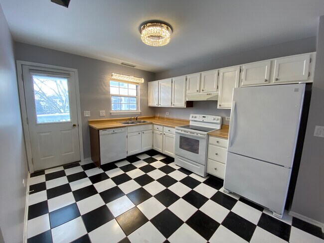 Kitchen with door out to private lanai - 152 E Winchester Rd
