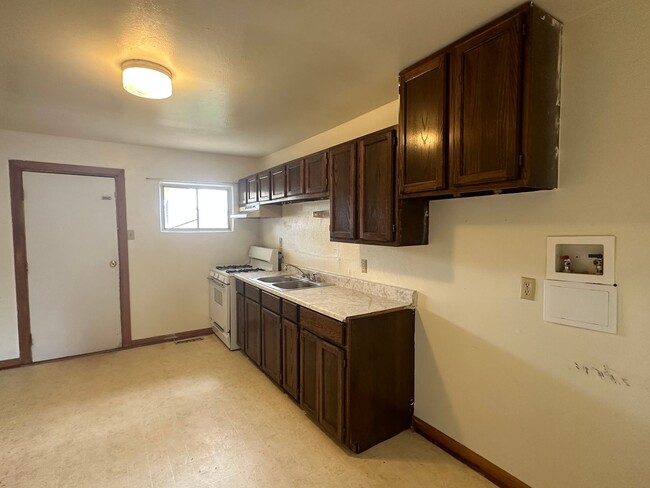 Building Photo - 2 Bedroom 1 Bathroom Duplex Available for ...