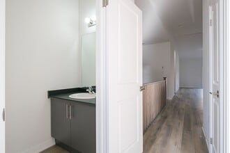 Building Photo - 550 Grey St