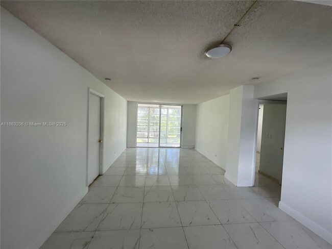 Building Photo - 447 NE 195th St