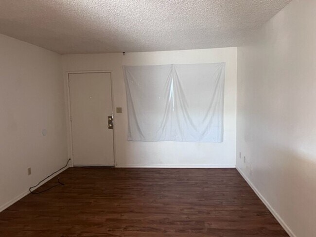 Building Photo - 2 Bedroom upstairs Apartment