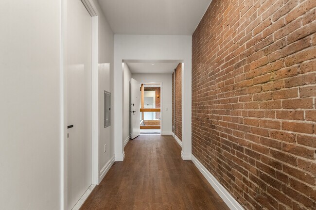 En el pasillo de la unidad - 105 Court Street - The James English Building!