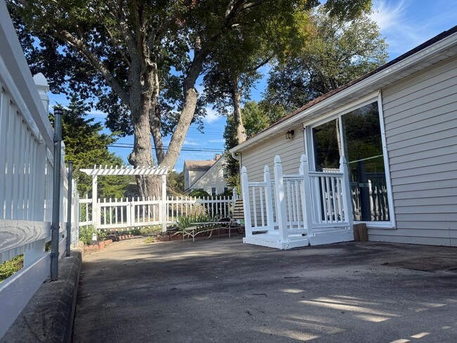 Building Photo - 18 Pine St