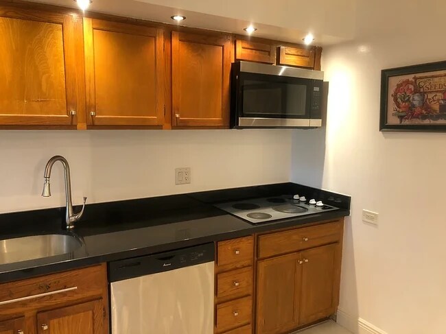 Building Photo - 3710 Inverrary Dr