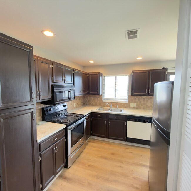 Foto del edificio - 2 Bedroom Upper Duplex in Breton Village!