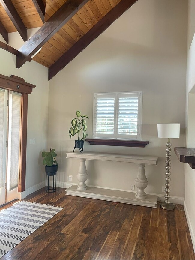 Building Photo - Beautiful 2 Bedrooms Plus Office, 3 Bathro...
