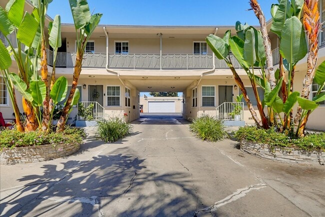 Interior Photo - 6627 Crenshaw Blvd