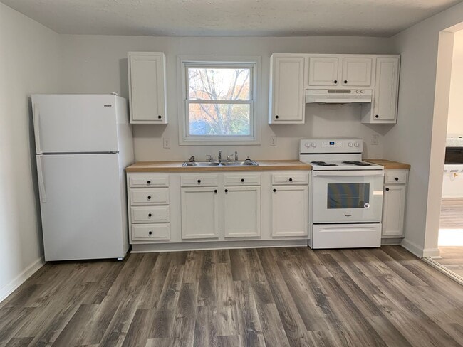 Building Photo - Gorgeous newly renovated apartment in Broo...