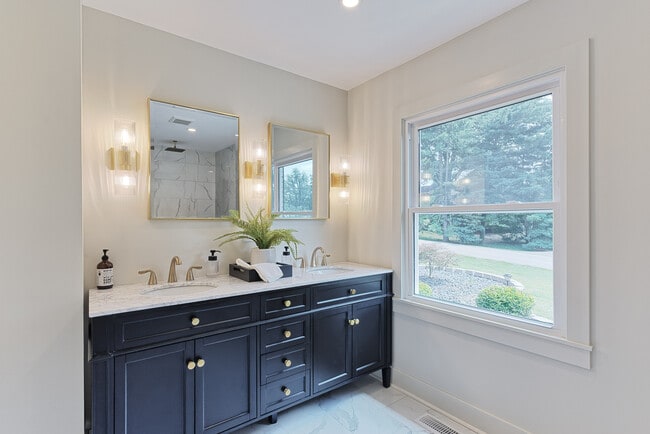 Foto del edificio - 607 Riverwood Pl