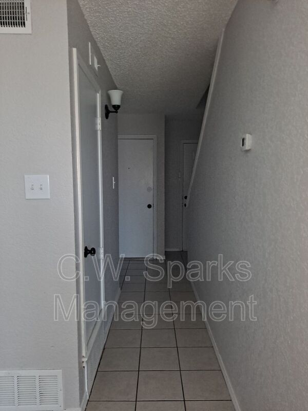 Building Photo - 6866 S Creek Dr