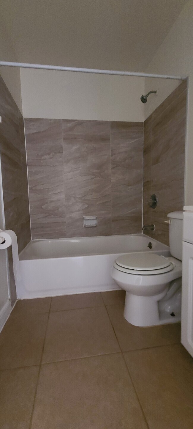 Baño - 4489 Barna Ave