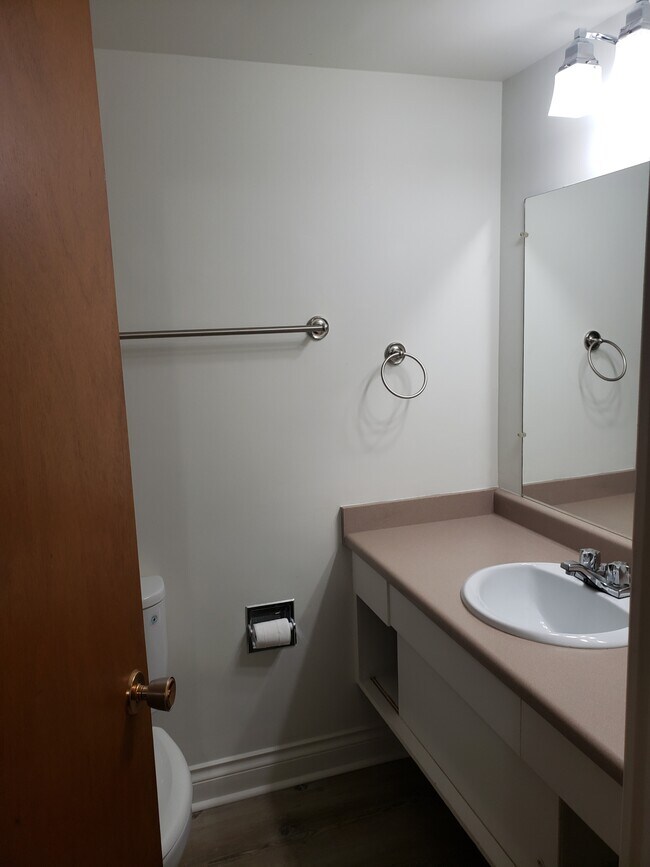 Building Photo - 908 Cook St