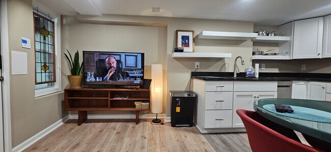 Foto del edificio - 4633 Kernwood Ave