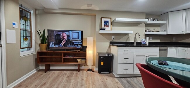 Building Photo - 4633 Kernwood Ave