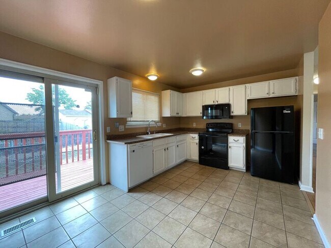 Building Photo - 2060 S Ventura St