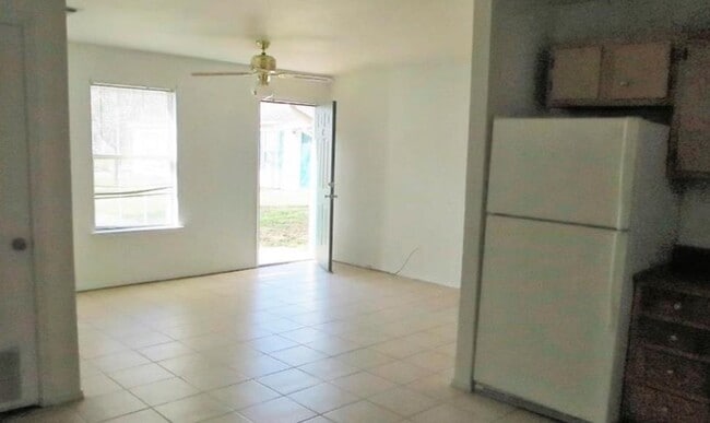 Living room - 605 College St