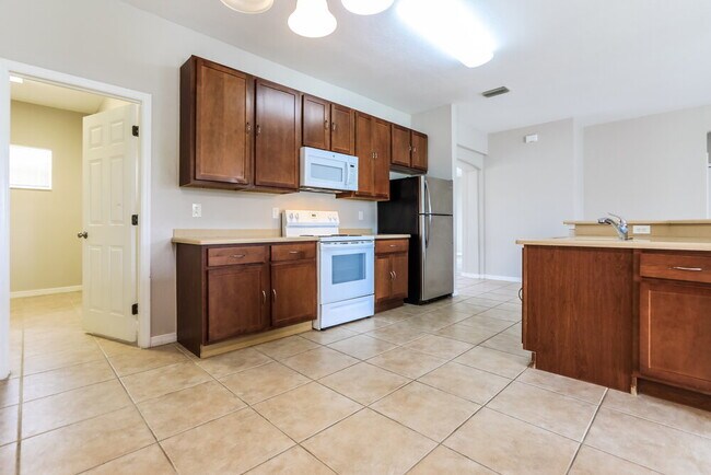 Building Photo - 15385 Lakeland Cir
