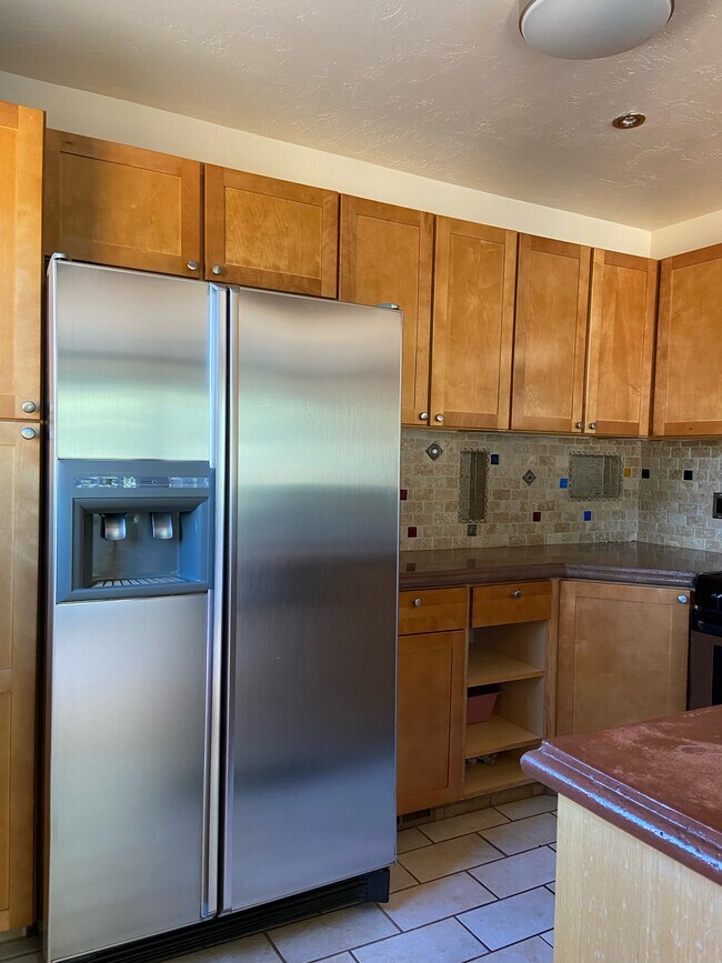 Kitchen - 720 Fullview St