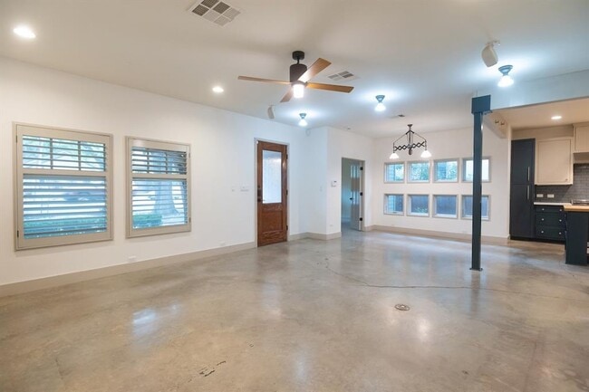 Building Photo - 610 W Live Oak St