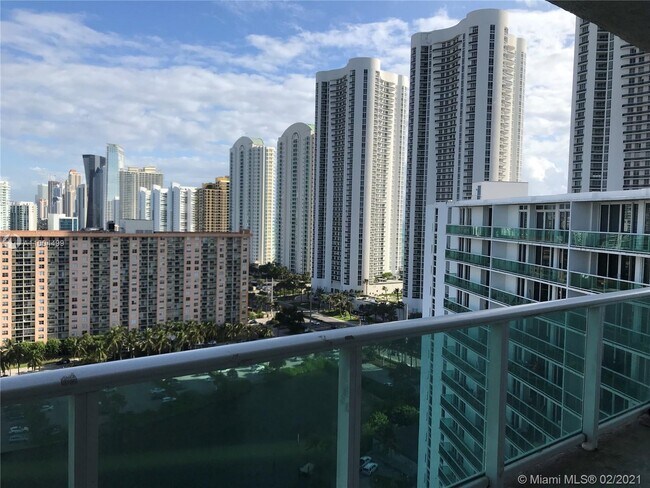 Building Photo - 100 Bayview Dr