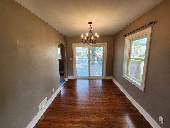 Building Photo - 4 Bedroom in East Moline  MUST SEE!!!