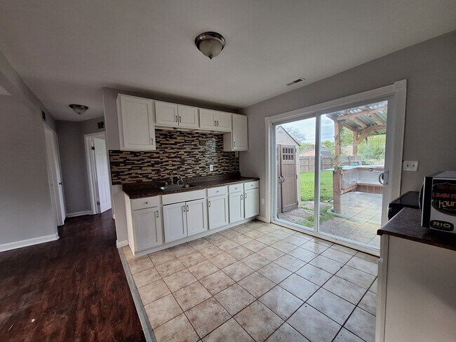 Foto del edificio - Ready to be your next home!  Three bedroom ranch is beautiful Roseville