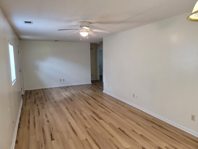 Foto del edificio - 346 Railroad Ave