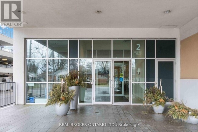 Photo du bâtiment - 2-1212 Fieldway Rd