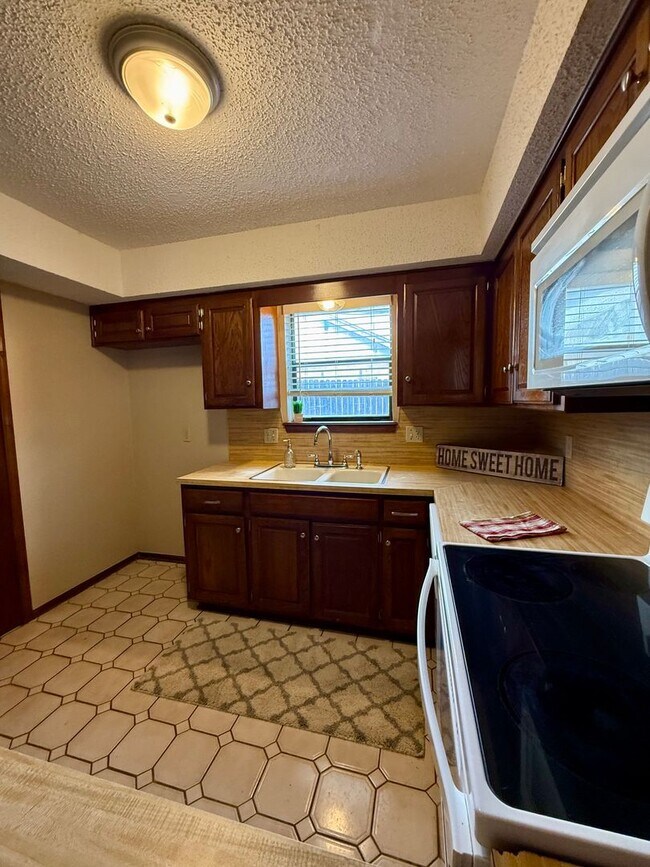 Foto del edificio - 1368 Cedarbrook Ln
