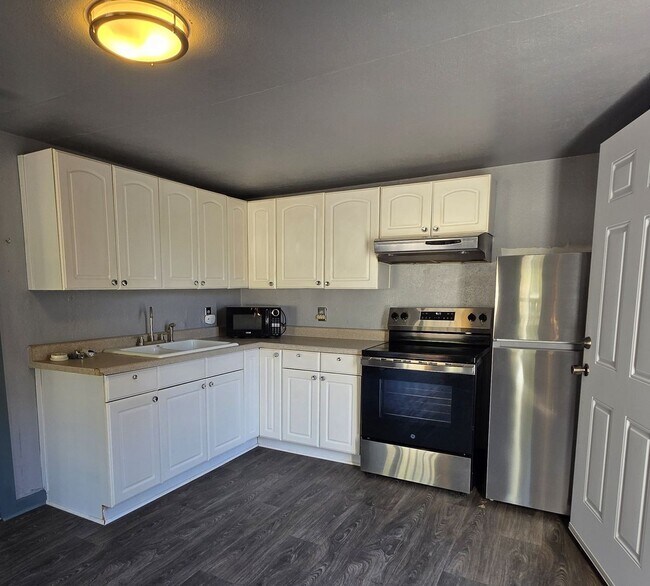 Foto del edificio - 1 Bedroom Close to Shipyard, Bus Stops, Di...