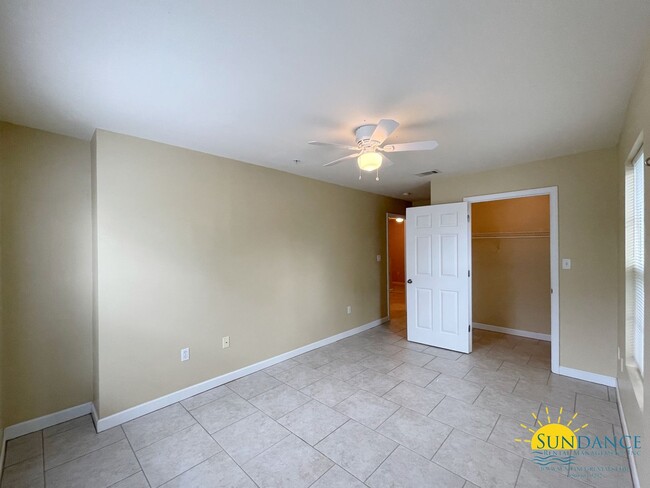 Building Photo - Great 3 Bedroom Townhouse in FWB!