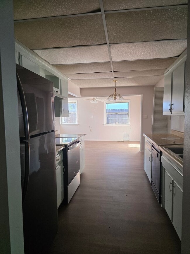 Building Photo - Pet Friendly family home