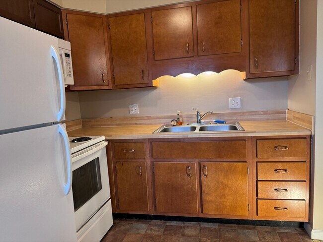 Building Photo - Two Bedroom Condo for Rent in Hazelwood!