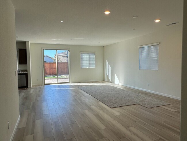 Building Photo - Solar home with separate suite