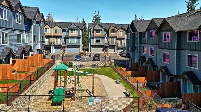 Foto del edificio - Move in Ready! Spacious 3 bedroom, 2.5 bath Townhome with small fenced backyard, located in sough...