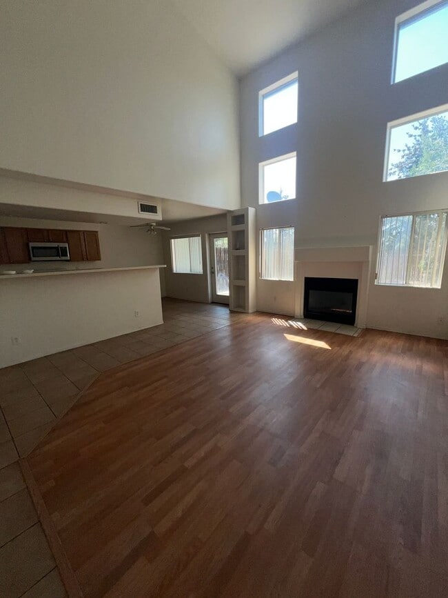 Building Photo - AVAILABLE NOW: 3 Bedroom Townhome Westside...