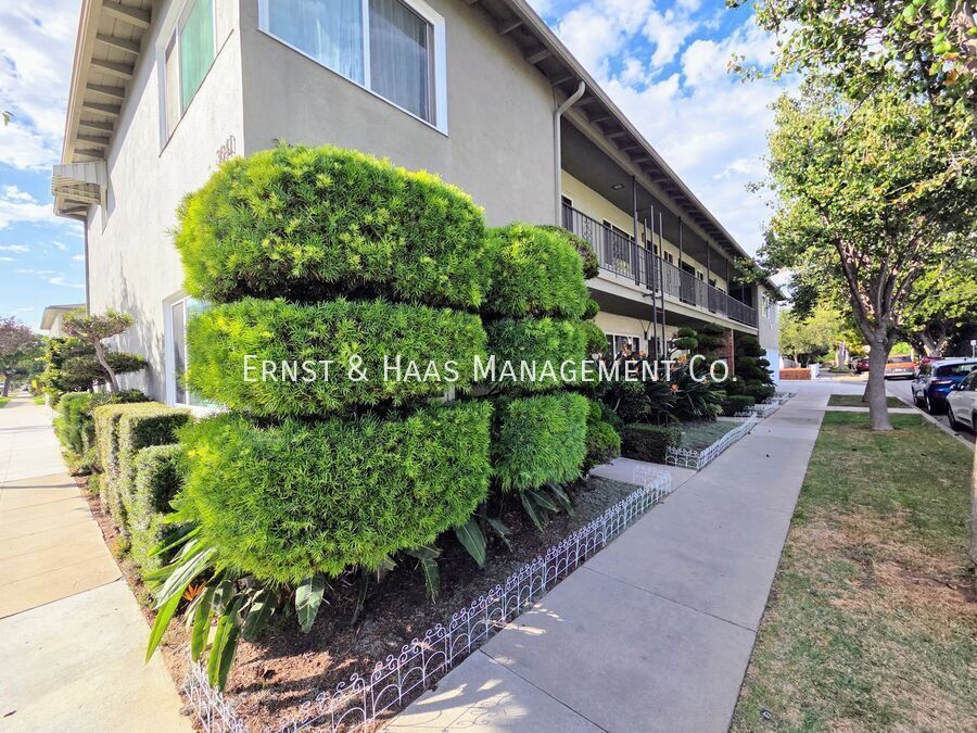 Foto principal - 3041 E 3rd St