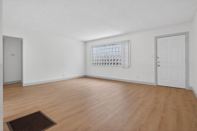 Foto del edificio - 933 Alamitos Ave