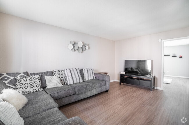 1BR, 1BA - 660SF - Living Room - Savannah