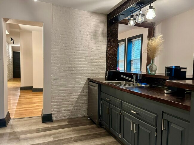 Building Photo - 225 E King St