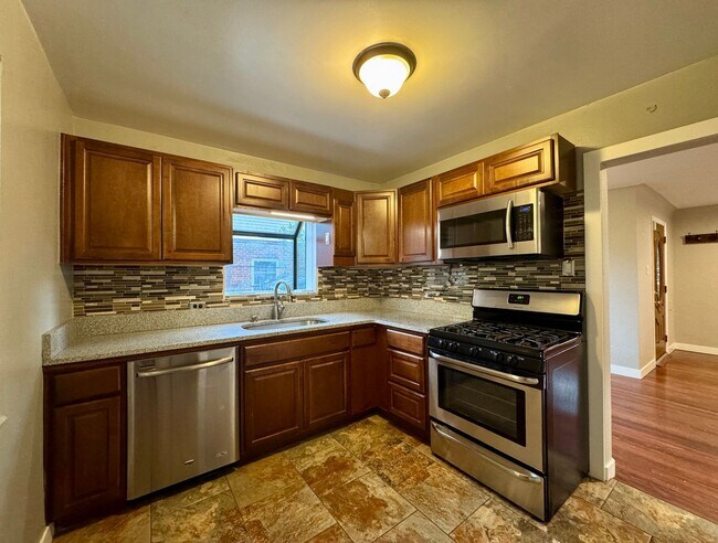 Building Photo - Updated 3 Bedroom 2 Bath Single Family Hom...