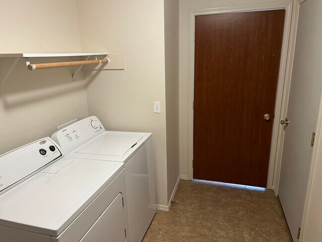 Building Photo - Sathern Duplex