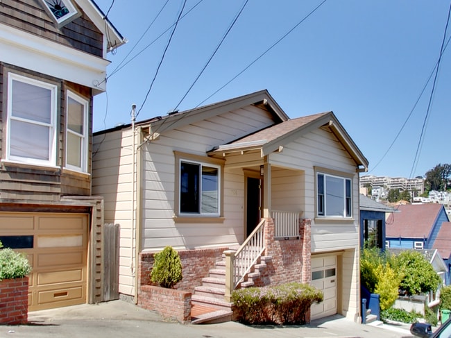 Building Photo - Beautiful 2-Bedroom Home with Laundry, Gar...
