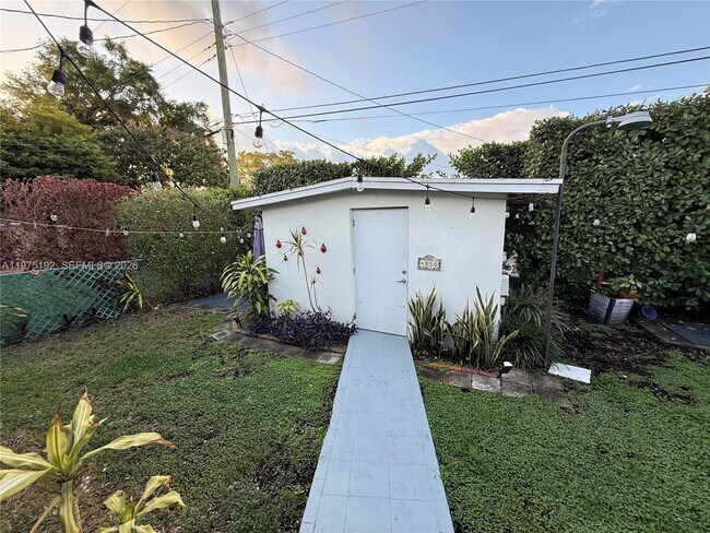 Foto del edificio - 4850 SW 4th St