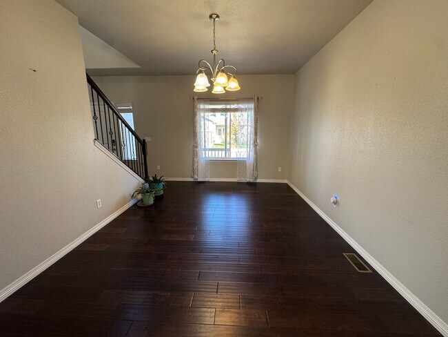 Building Photo - Beautiful 4 Bed, 3 Bath Home – Modern Upgr...