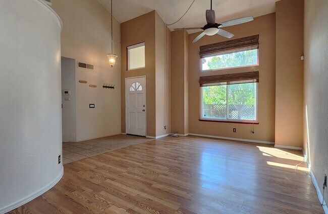 Foto del edificio - Great Two Story 3BD, 2.5BA Plus Bonus Room...